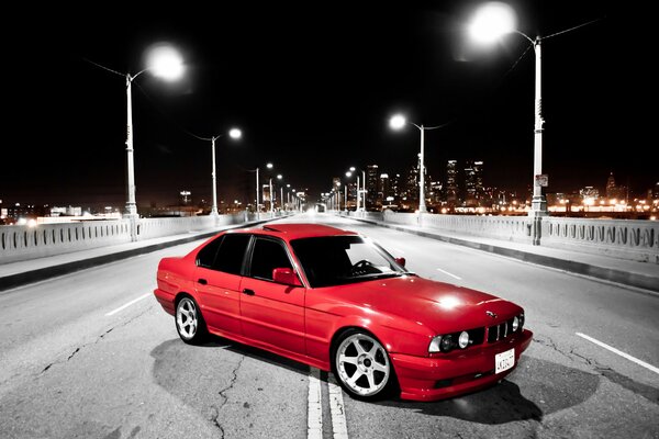 Roter BMW auf Schwarz-Weiß-Foto der Brücke