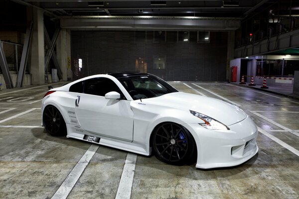 Auto sportiva nissan 370Z di colore bianco