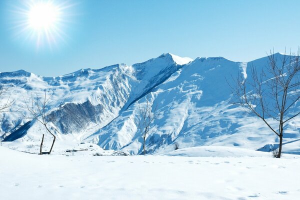 Pendii innevati in una giornata gelida