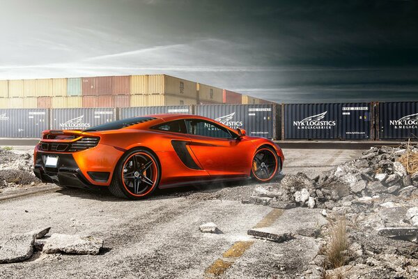 Orange McLaren MP4 vorsteiner auf Containerhintergrund