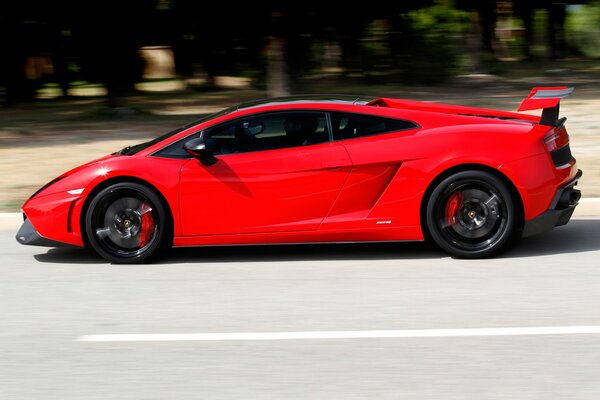 Voiture rouge Lamborghini vue latérale