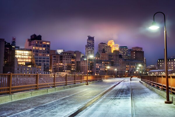 Strada innevata sotto una lanterna in Minnesota