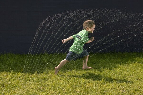 Ragazzo che corre sul prato