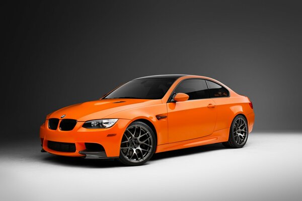 Orangefarbener BMW im Studio beim Fotoshooting