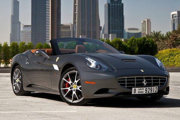 Ferrari California en medio de los rascacielos