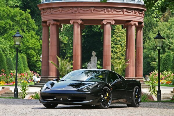 Ferrari negro se encuentra cerca de Colona en Italia