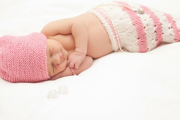 Il bambino in uniforme rosa dorme