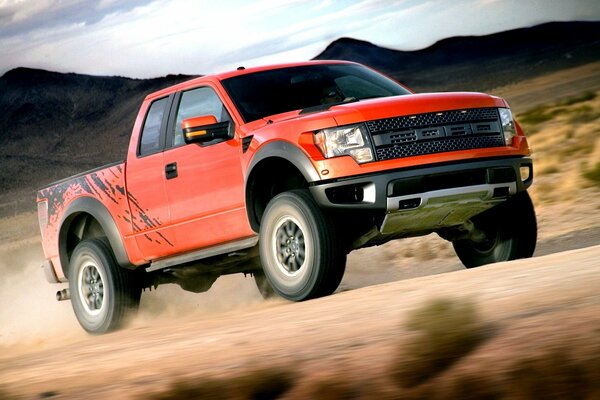 SUV Ford f-150 che corre su una strada di campagna