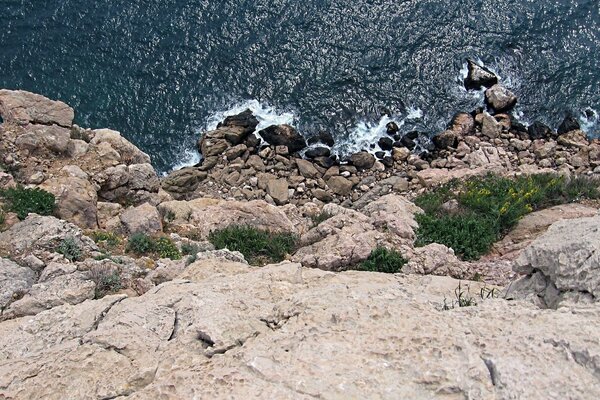 Wellen, die gegen die Felsen schlagen