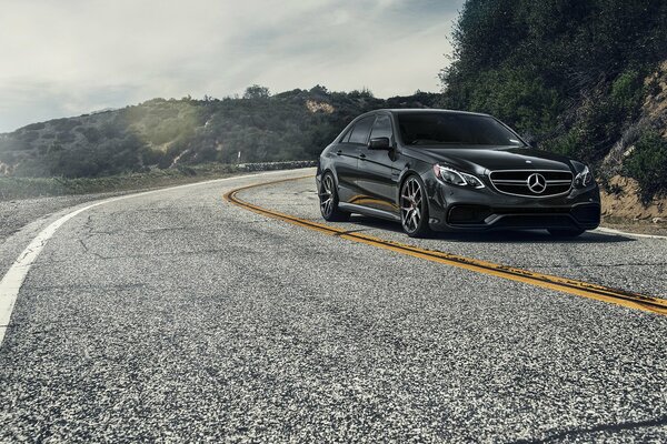 Mercedes navega con orgullo por la carretera