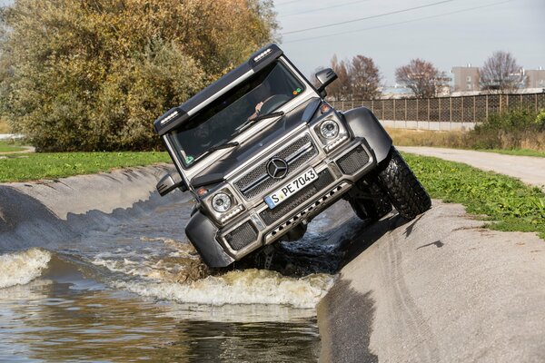 Gelentvagen rides on the water at an angle