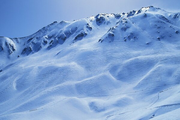 Schneebedeckte Berge unter blauem Himmel