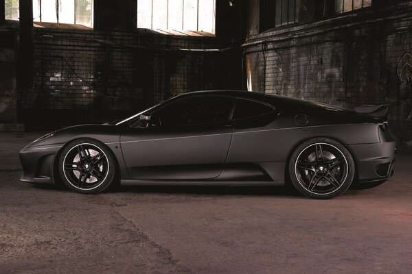 Ferrari negro en una habitación oscura