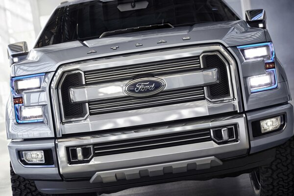 Ford plateado con faros encendidos