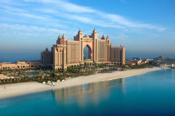 Paisaje de los Emiratos Árabes Unidos en el océano