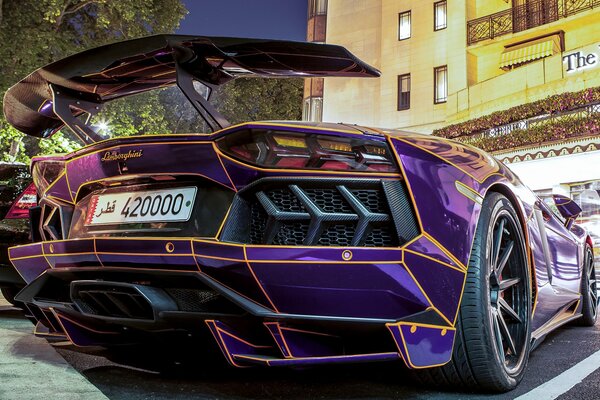 Supercar Lamborghini viola brillante nel parcheggio