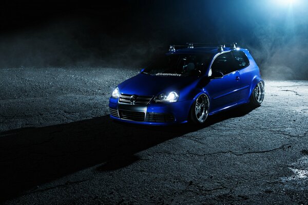 Volkswagen golf azul por la noche