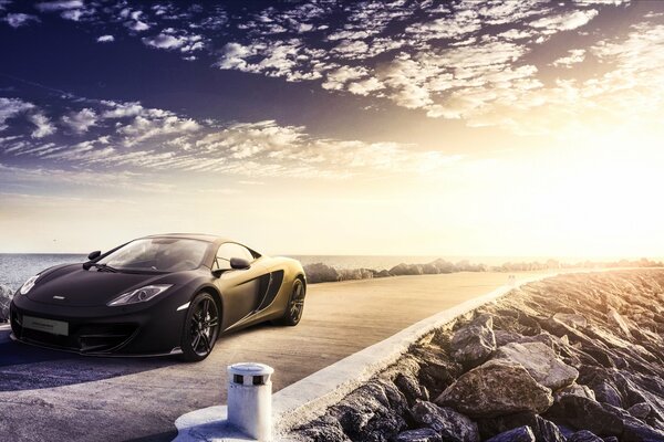 McLaren sull autostrada sotto le nuvole