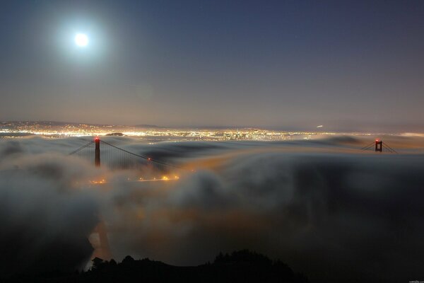 Brouillard de nuit sur la ville à la lumière de la lune