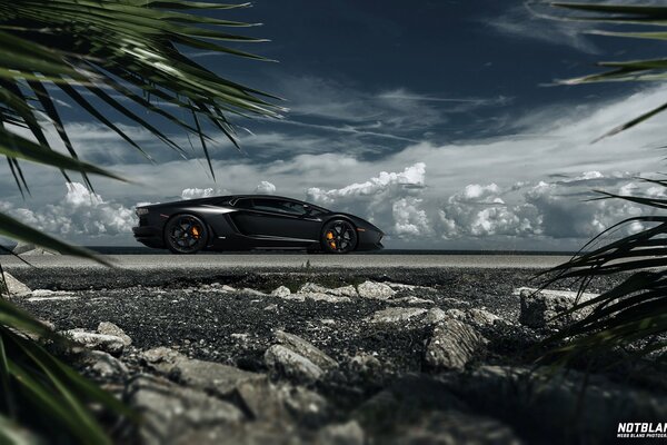 Nubes de tormenta hojas susurro no importa si cerca Lamborghini aventador