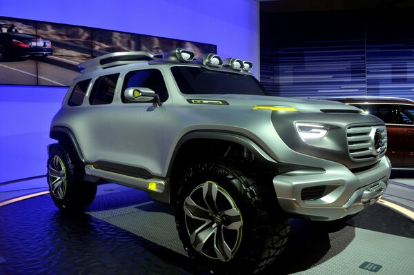 Mercedes-Benz Super-SUV im Showroom