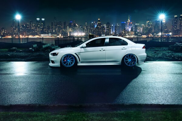 Desktop wallpaper Tuning mitsubishi Evo X on the background of the night city