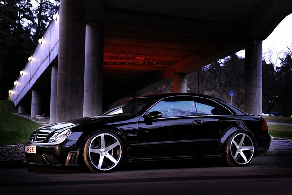 Schwarzer Mercedes cw -5 unter der Brücke