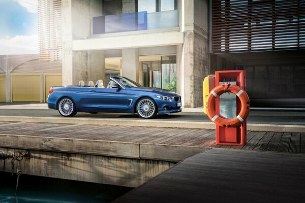 Elegancki niebieski kabriolet bmw alpina b4, w promieniach światła