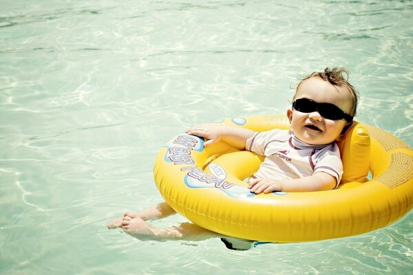 Bonne humeur-joie dans la piscine