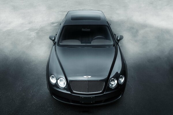 Davanti a Bentley su sfondo grigio