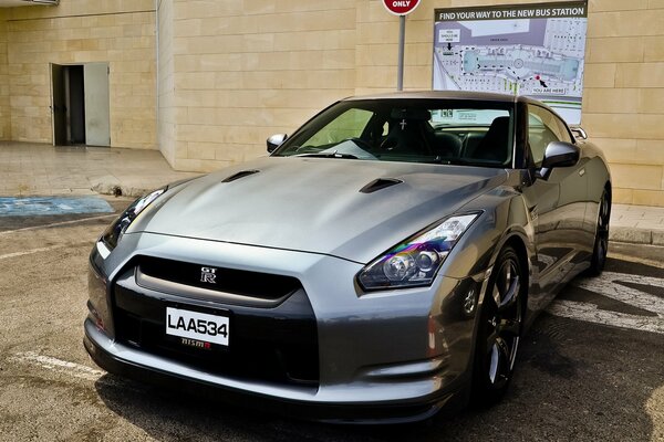 Nissan gt-r r35 en el Aparcamiento de la casa de moda Europea