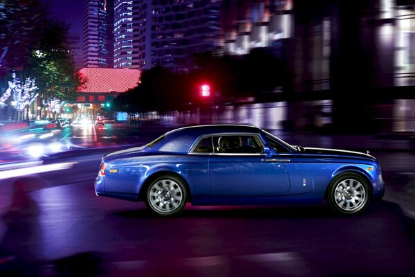 Phantom rolls-royce Phantom Coupe suite nella città di notte