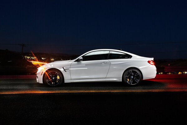 Bianco BMW Coupé di profilo di notte