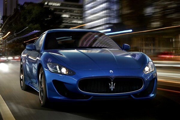 Azul Maserati Granturismo en la ciudad de la noche