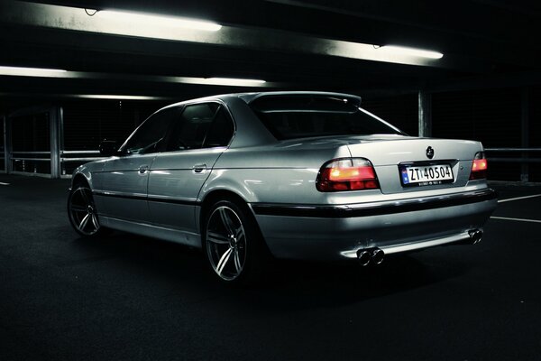 Bwm E38 750iL macchina colorata di colore grigio