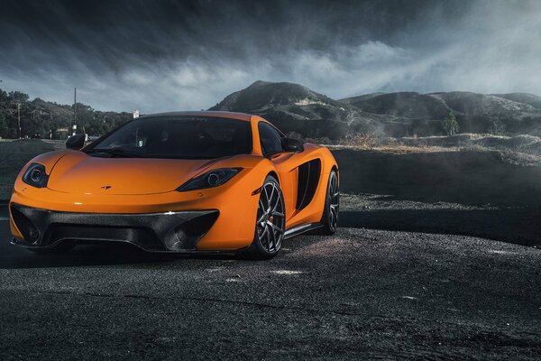 Supercar McLaren nella terra desolata nera