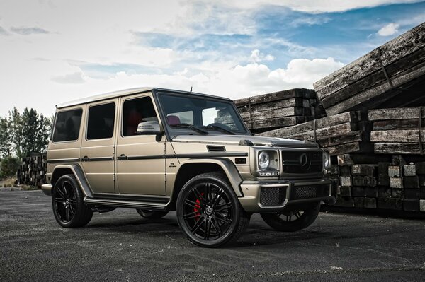 Grauer Mercedes Gelentwagen auf Asphalt