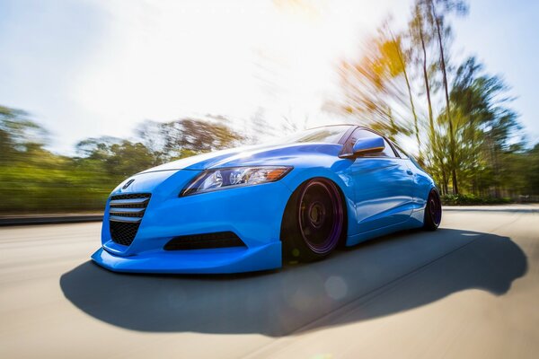 Coche azul en la carretera