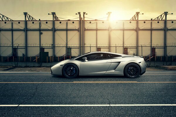 Lamborghini Gallardo argenté au coucher du soleil