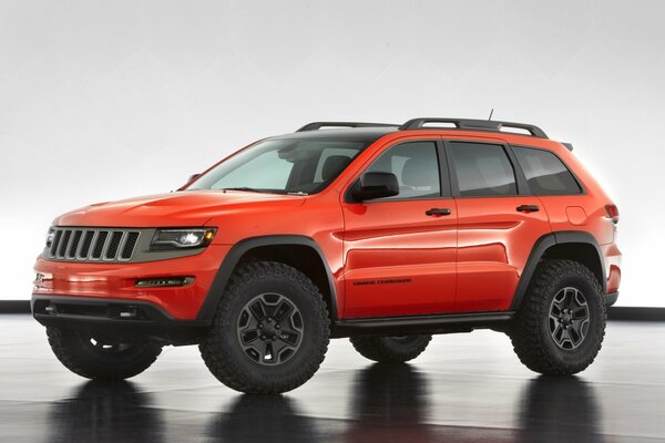 Pomarańczowy samochód Jeep grand Cherokee SUV