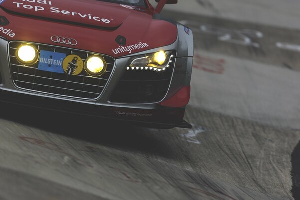 Audi rojo en una carrera de pista