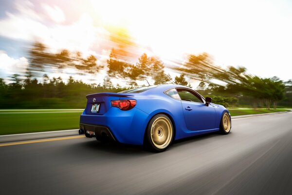 Voiture bleue en mouvement photographie