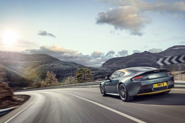 La voiture Aston Martin tourne à la vitesse de