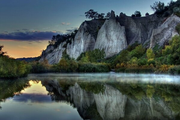 Lago de montaña entre las rocas