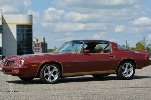 Ein weinroter Chevrolet Camaro auf dem städtischen Asphalt