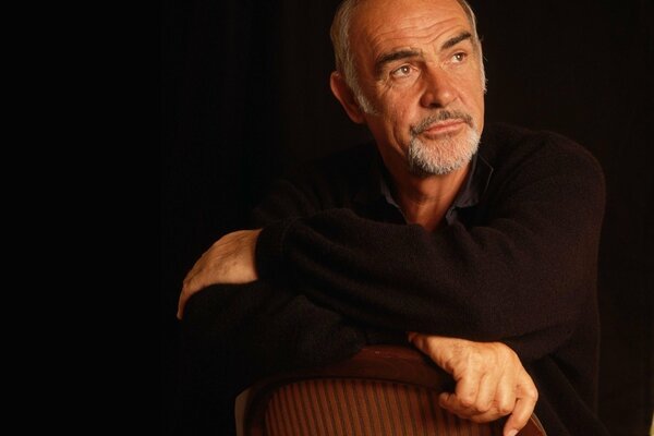 Le producteur Sean Connery est sur la chaise. Photographie professionnelle