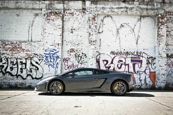 Voiture grise lamborghini gallardo sur fond de mur avec graffiti