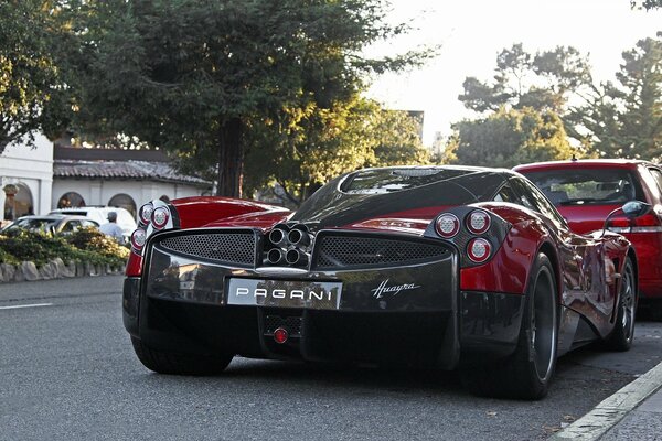 Pagani en banlieue dans la rue. Vue arrière