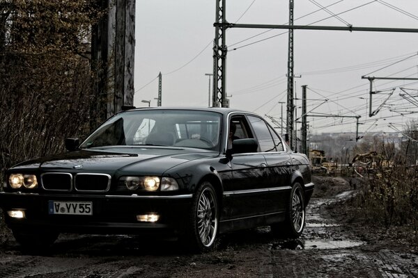 Boomer BMW E38 sulla strada fangosa