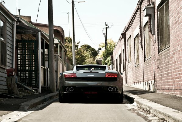 Rückgrat eines Lamborghini, der in einer Gasse steht